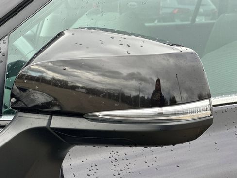 Used 2021 Toyota Highlander LE image 51