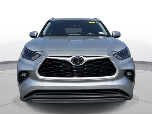 Used 2024 Toyota Highlander XLE image 3