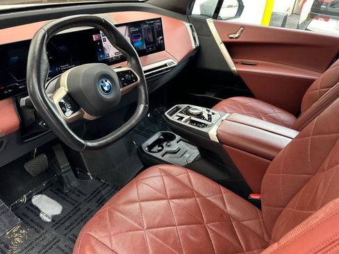 Used 2023 BMW iX xDrive50 w/ Sport Package image 9