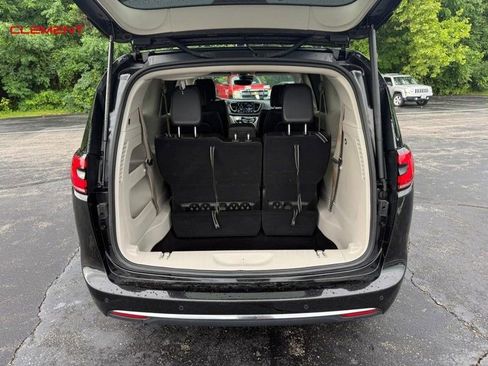 Used 2024 Chrysler Pacifica Touring-L FWD image 6