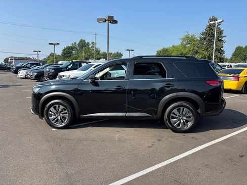 Used 2024 Nissan Pathfinder SV FWD image 3
