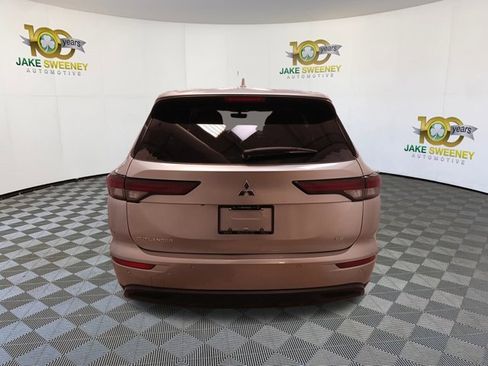 Used 2025 Mitsubishi Outlander SE image 9