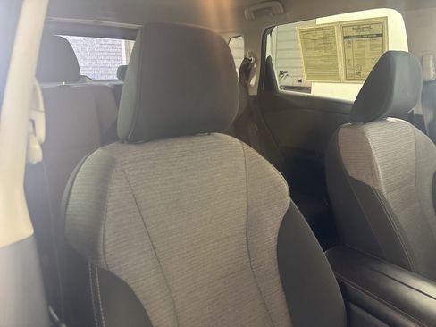 Used 2023 Nissan Rogue SV image 31