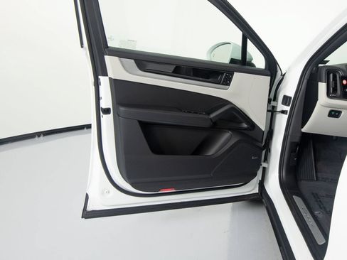 Certified 2026 Porsche Cayenne E-Hybrid Coupe AWD/4WD image 19