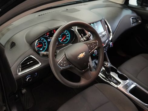 Used 2018 Chevrolet Cruze LT FWD image 6
