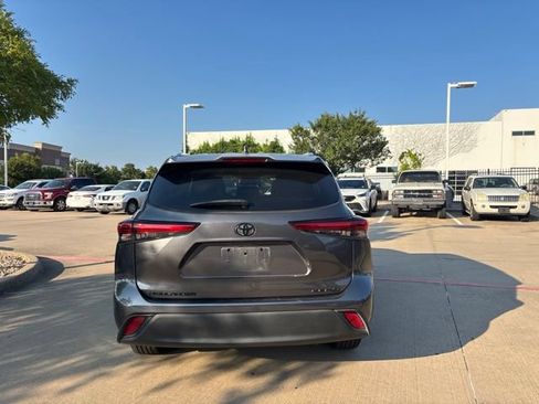 Used 2021 Toyota Highlander XLE AWD/4WD image 6