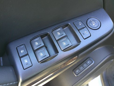 Used 2017 Chevrolet Suburban LT image 18