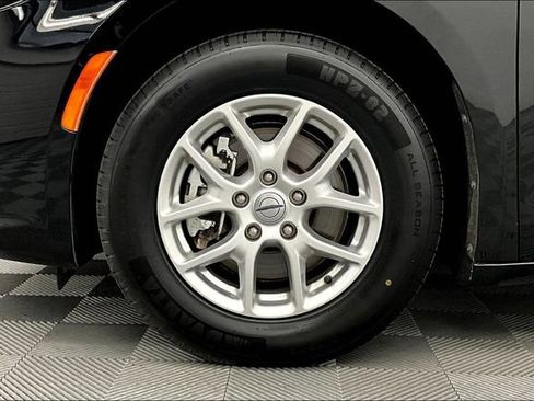 Used 2024 Chrysler Pacifica Touring-L FWD image 9