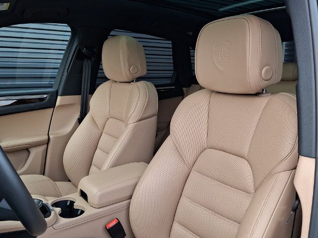Certified 2026 Porsche Macan AWD/4WD image 5