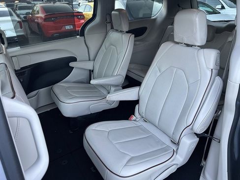 Used 2017 Chrysler Pacifica Limited w/ Tire & Wheel Group image 26