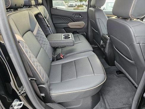 Used 2024 GMC Canyon Denali image 6