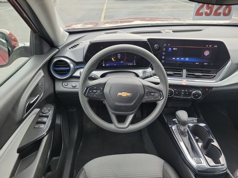 Used 2025 Chevrolet Trax LT FWD image 13