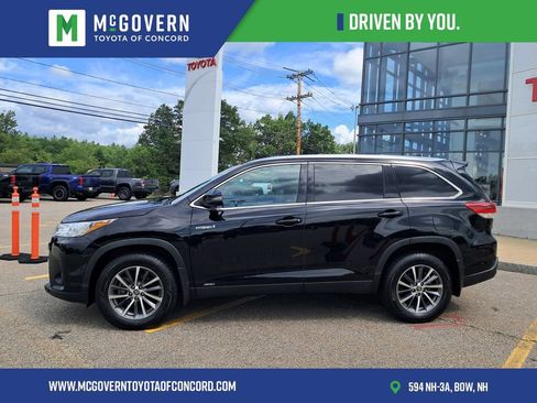 Used 2019 Toyota Highlander XLE w/ Carpet Mat Package (TMS) AWD/4WD image 2