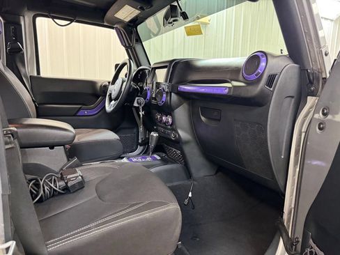 Used 2018 Jeep Wrangler Unlimited Sahara AWD/4WD image 21