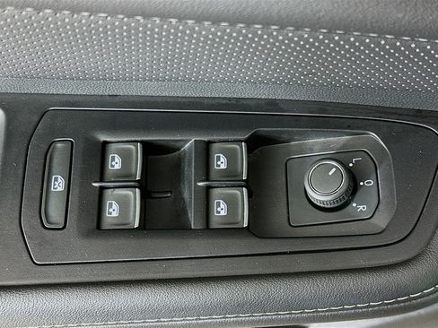 Used 2025 Volkswagen Atlas SE image 15