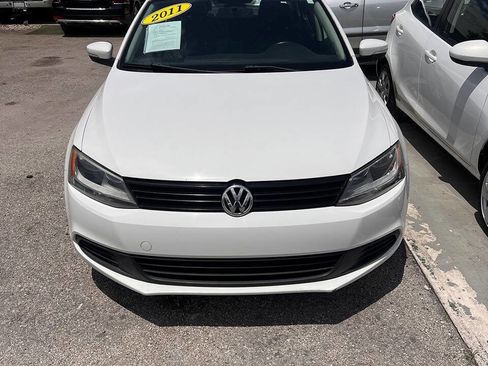 Used 2011 Volkswagen Jetta SE FWD image 3