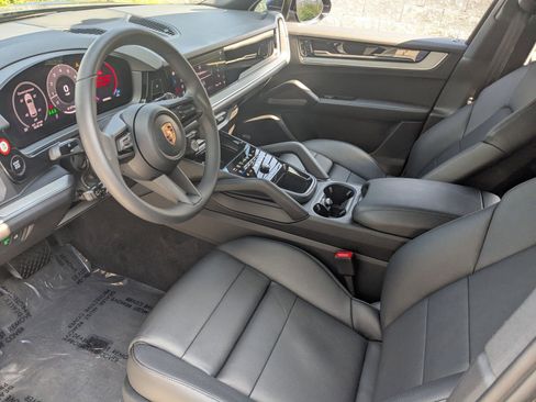 Used 2025 Porsche Cayenne image 4