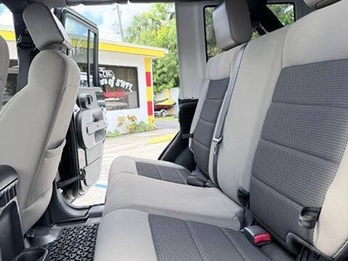Used 2010 Jeep Wrangler Unlimited Rubicon AWD/4WD image 10