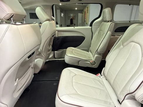 Used 2020 Chrysler Pacifica Limited FWD image 30