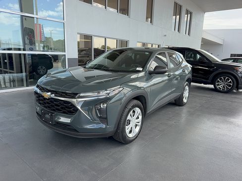 Used 2025 Chevrolet Trax LS FWD image 2