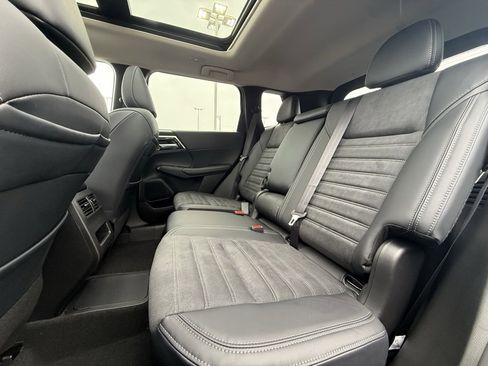 Used 2025 Mitsubishi Outlander SE image 25