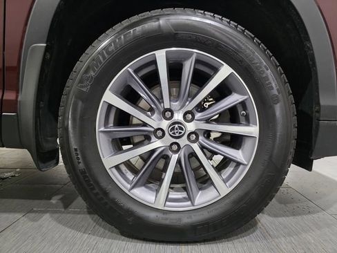 Used 2019 Toyota Highlander XLE image 26