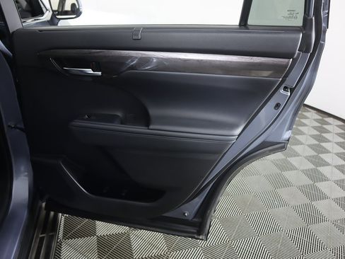 Used 2022 Toyota Highlander Platinum image 32