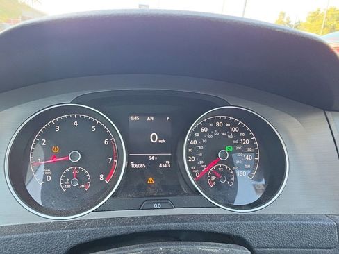 Used 2016 Volkswagen Golf S FWD image 4