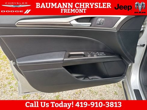 Used 2017 Ford Fusion SE FWD image 10