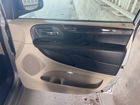 Used 2016 Chrysler Town & Country Touring FWD image 20