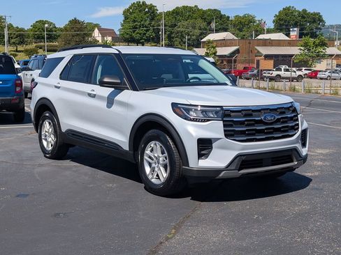 New 2026 Ford Explorer Active RWD image 3