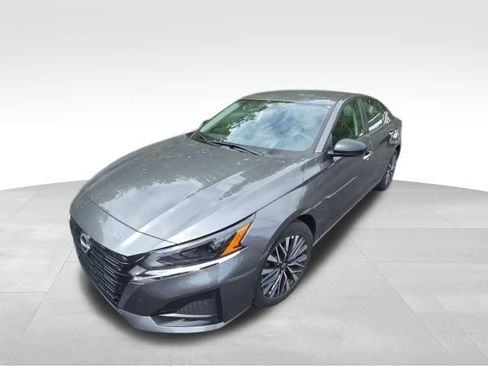 Used 2025 Nissan Altima 2.5 SV FWD image 2