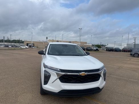 Used 2025 Chevrolet Trax LS image 3