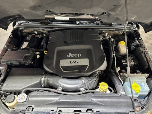 Used 2015 Jeep Wrangler Sahara w/ Dual Top Group AWD/4WD image 21