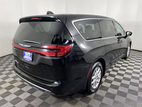 Used 2024 Chrysler Pacifica Touring-L image 7