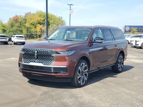 New 2027 Lincoln Navigator L Reserve AWD/4WD image 2