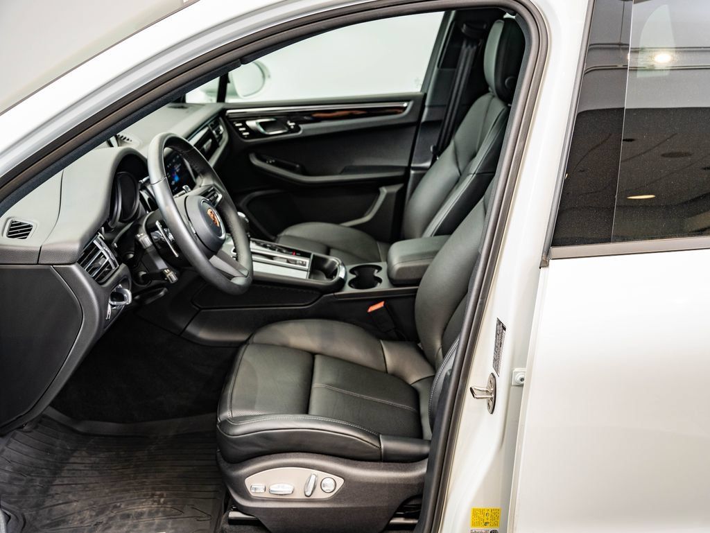 Certified 2026 Porsche Macan AWD/4WD image 5