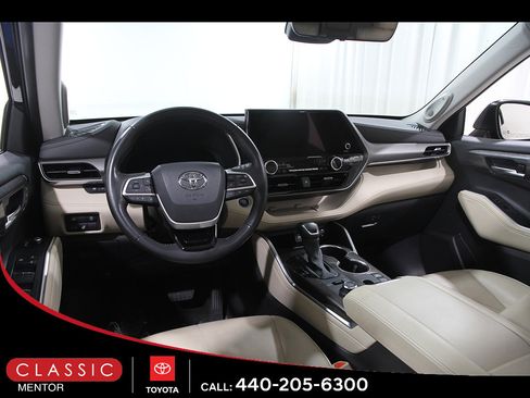 Certified 2024 Toyota Highlander Limited AWD/4WD image 6