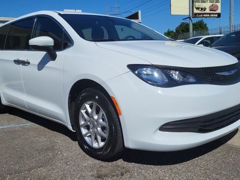 Used 2020 Chrysler Voyager L FWD image 3