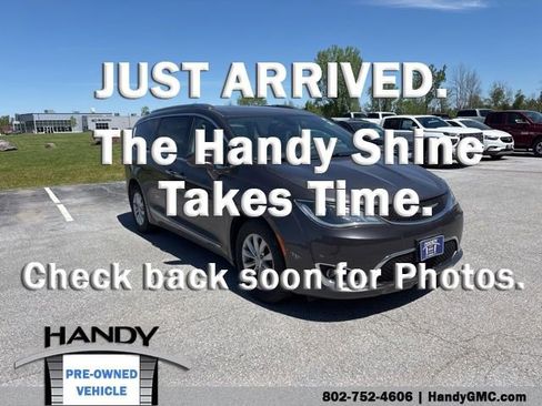 Used 2019 Chrysler Pacifica Touring-L FWD image 1