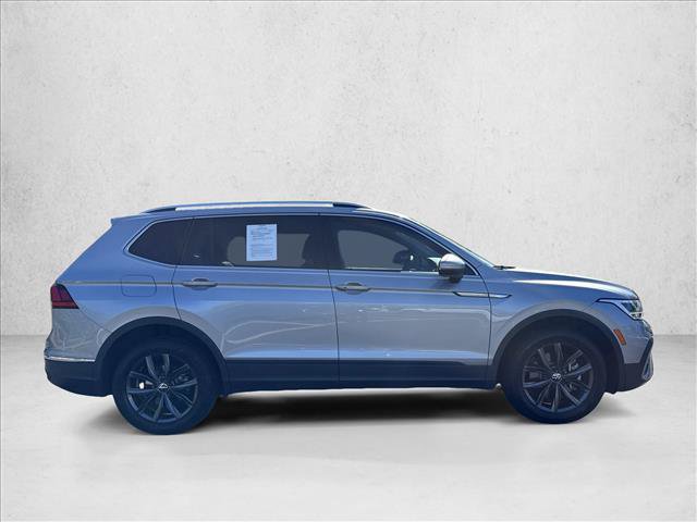 Used 2024 Volkswagen Tiguan SE w/ Panoramic Sunroof Package FWD image 4