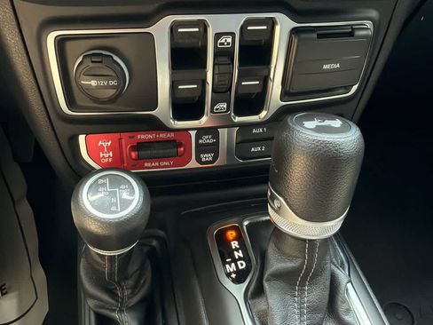 Used 2024 Jeep Wrangler Unlimited Rubicon 4xe w/ Technology Group AWD/4WD image 17