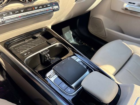 Used 2020 Mercedes-Benz GLB 250 w/ Premium Package image 28