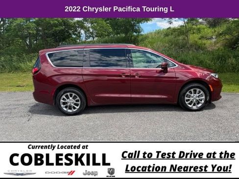 Used 2022 Chrysler Pacifica Touring-L AWD/4WD image 3