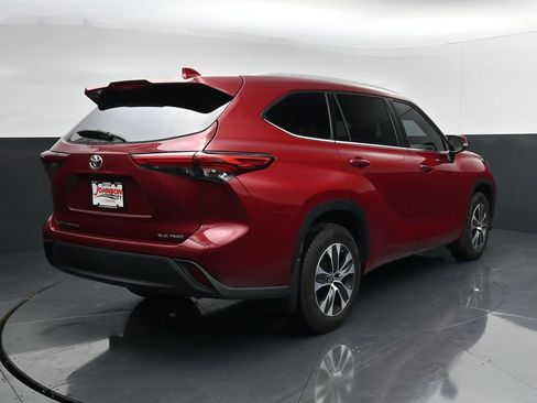 Used 2022 Toyota Highlander XLE AWD/4WD image 7