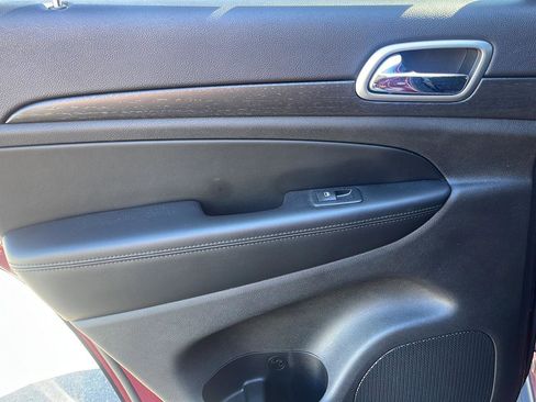 Used 2018 Jeep Grand Cherokee Laredo image 24