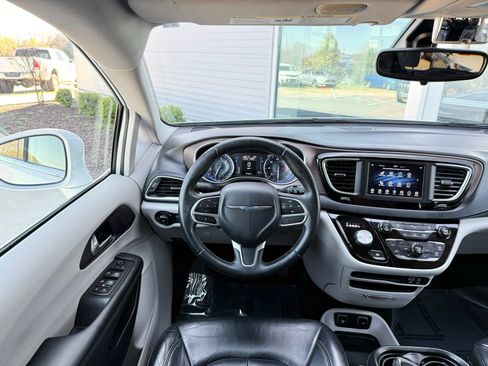 Used 2018 Chrysler Pacifica Touring-L image 29