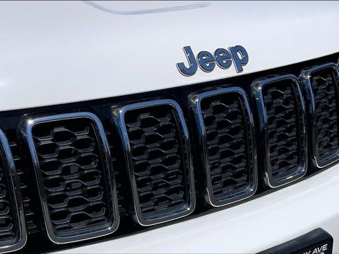 Certified 2021 Jeep Grand Cherokee Laredo image 28