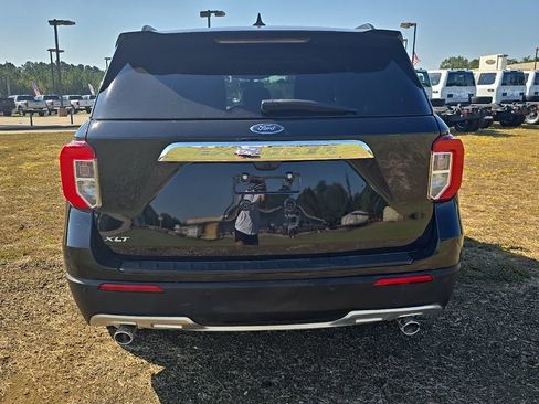 Used 2024 Ford Explorer XLT w/ Equipment Group 202A image 4