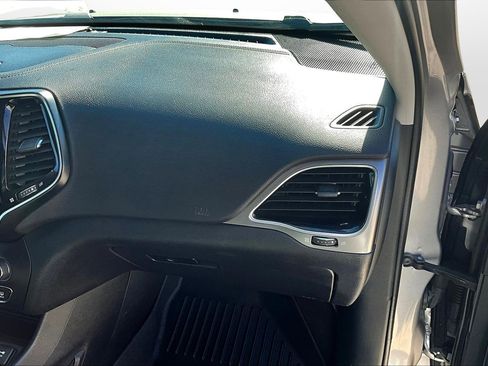 Used 2019 Jeep Cherokee Limited w/ Luxury Group image 21